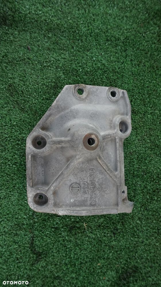 Mitsubishi Pajero III 3.5 V6 GDI 99-06 6G74 lapa mocowanie sprezarki klimatyzacji  MR398429 - 2