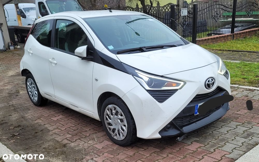Toyota Aygo x.shift x-play connect - 2