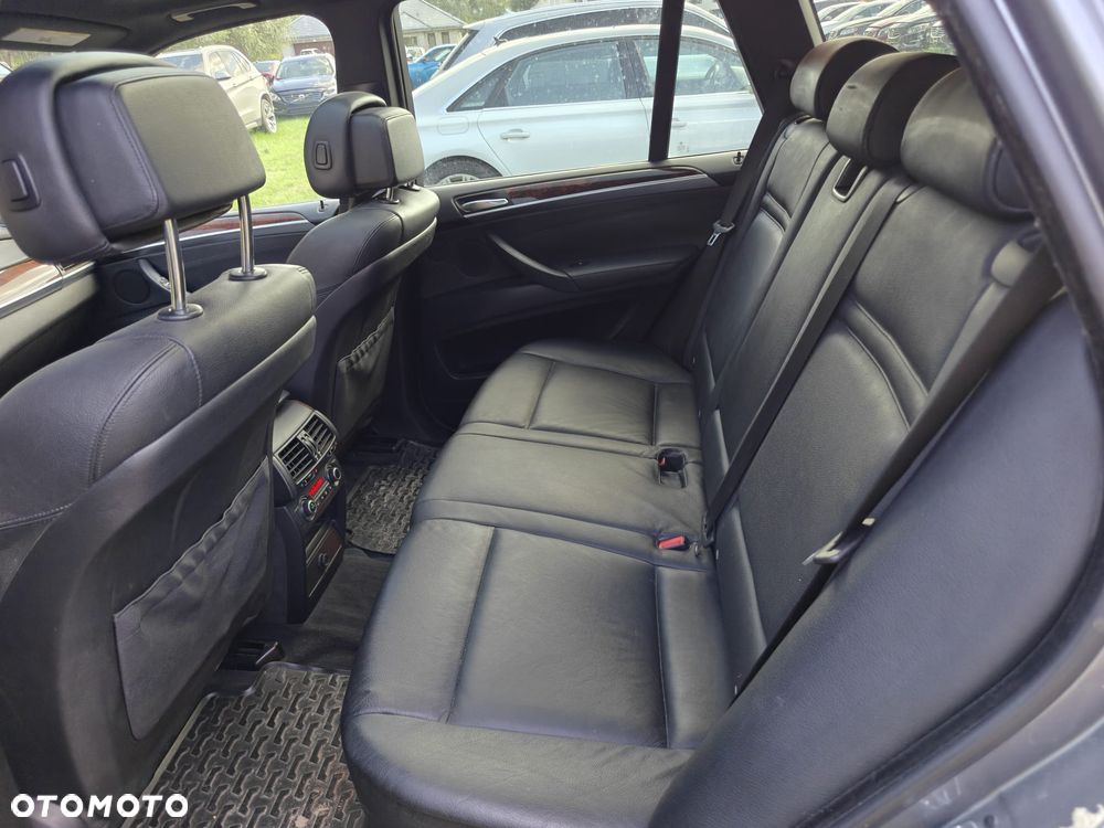 BMW X5 4.8i xDrive - 11