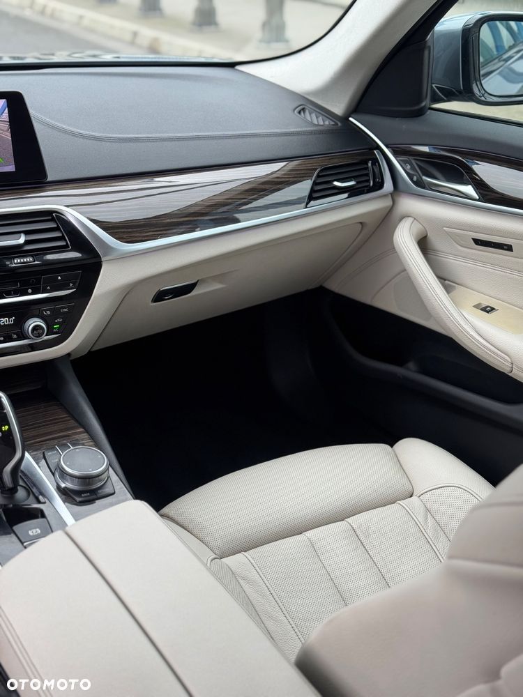 BMW Seria 5 530d xDrive Touring - 23