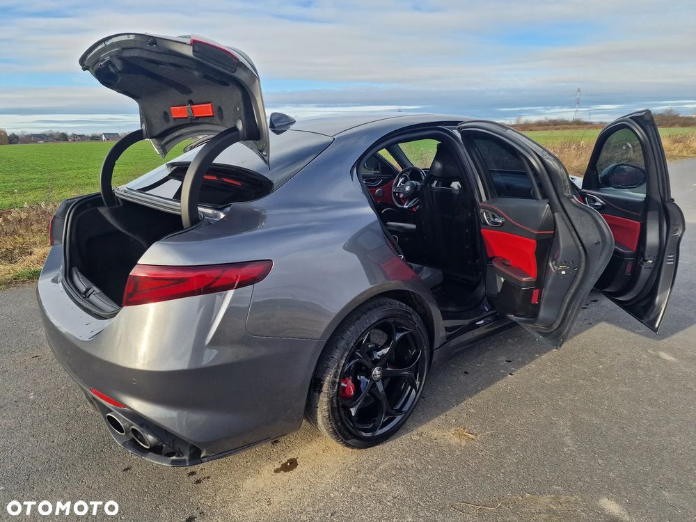 Alfa Romeo Giulia 2.9 V6 Bi-Turbo AT8 Quadrifoglio - 32