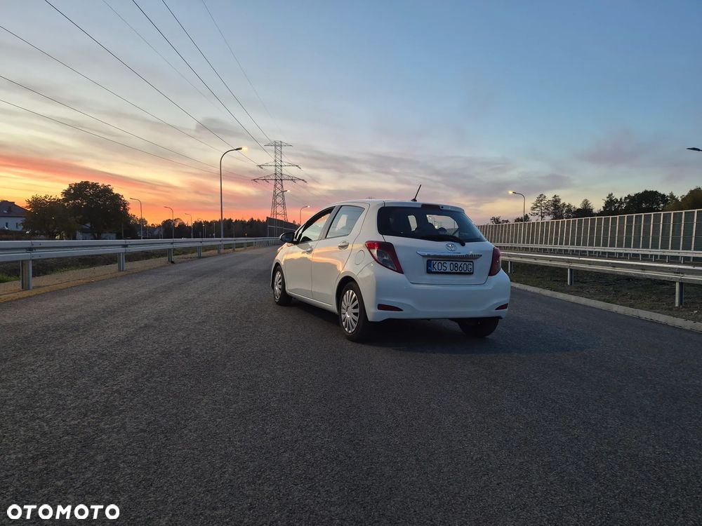 Toyota Yaris 2012 photo 2
