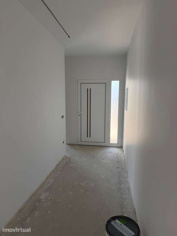 Moradia T4 geminada, térrea, com jardim e garagem em Condeixa-a-Nova - Grande imagem: 4/28