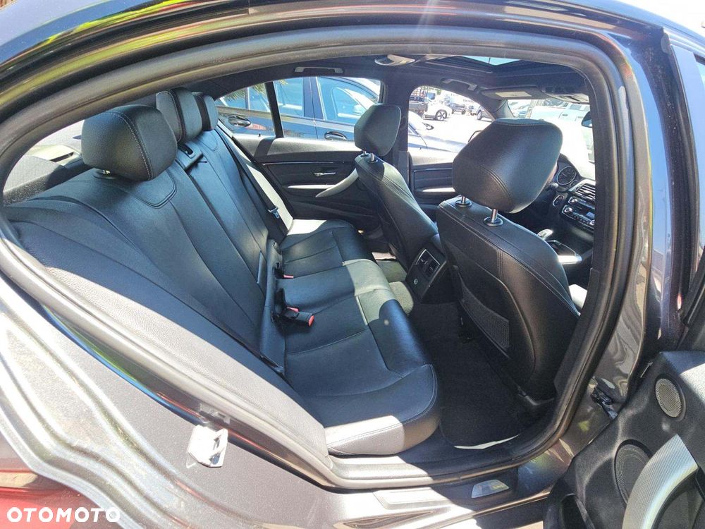 BMW Seria 3 340i M Sport - 8