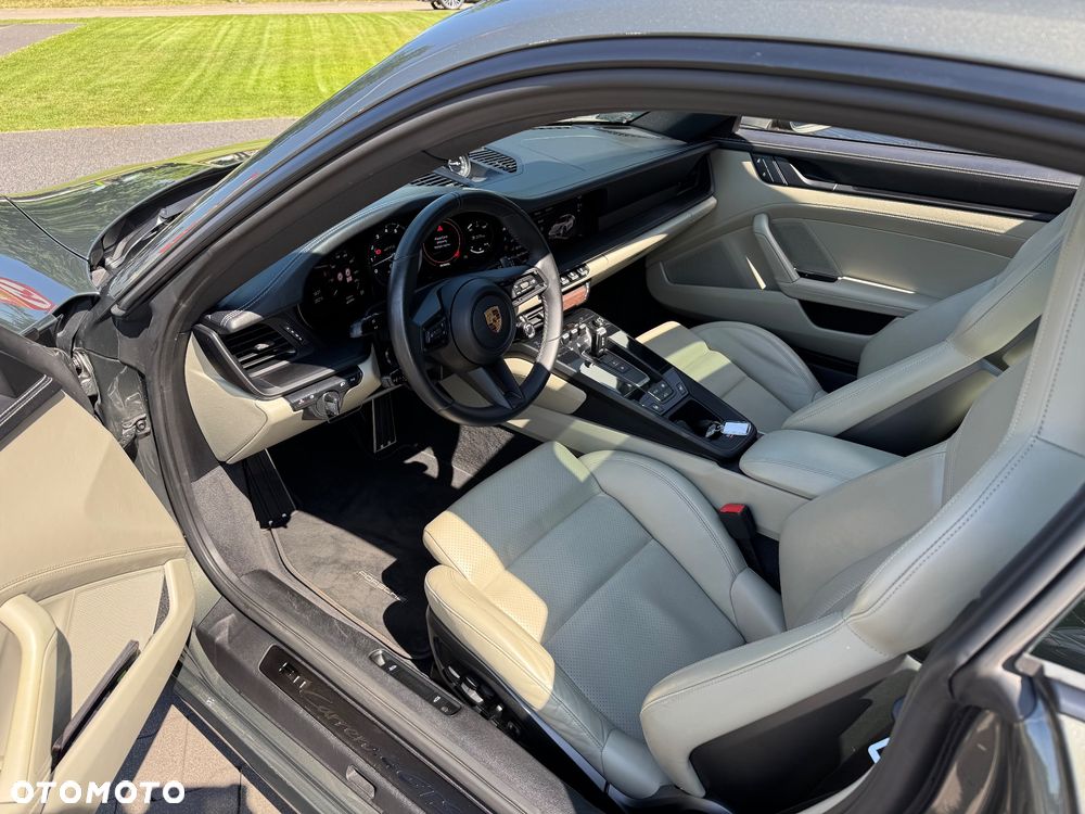 Porsche 911 Carrera 4 GTS - 31