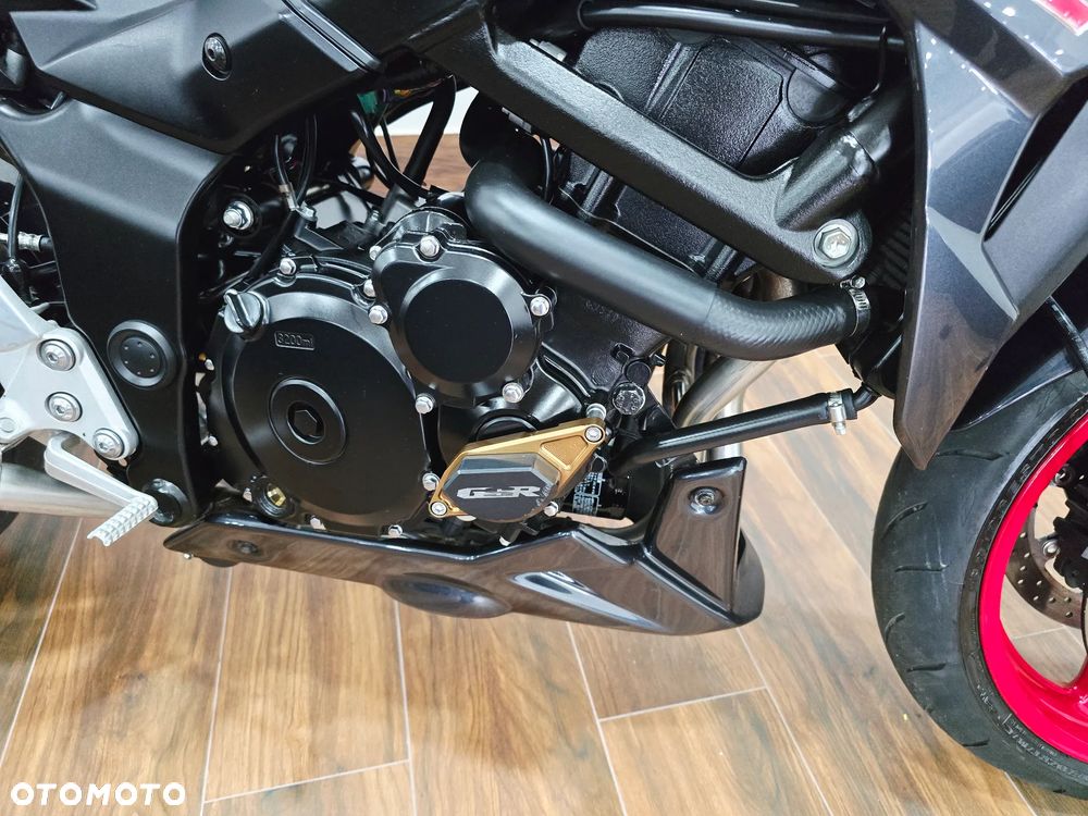 Suzuki GSR - 13