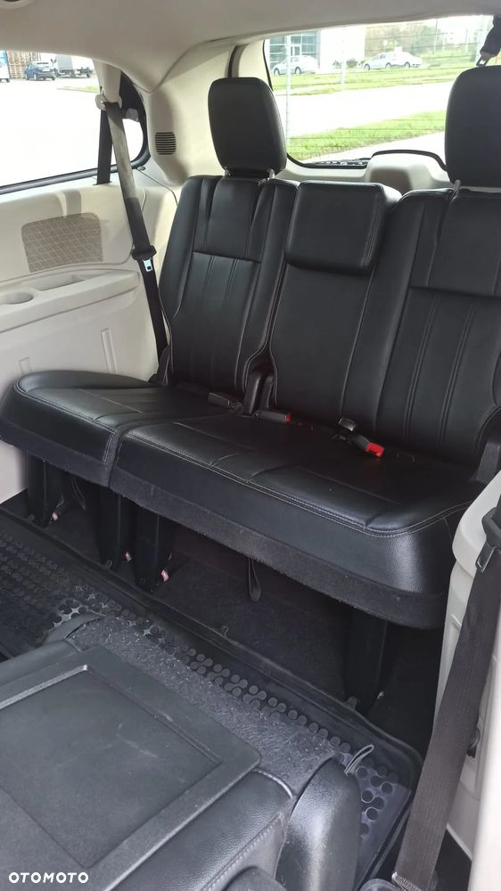 Chrysler Town & Country - 18