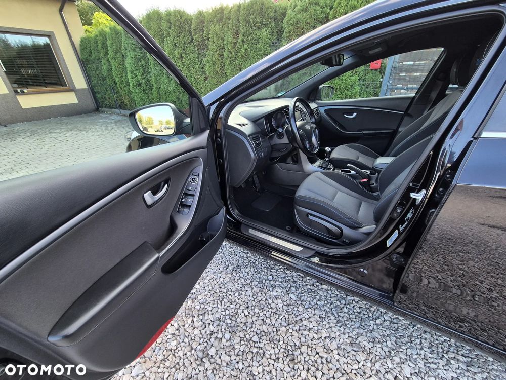 Hyundai i30 blue Kombi 1.6 GDi Passion - 17