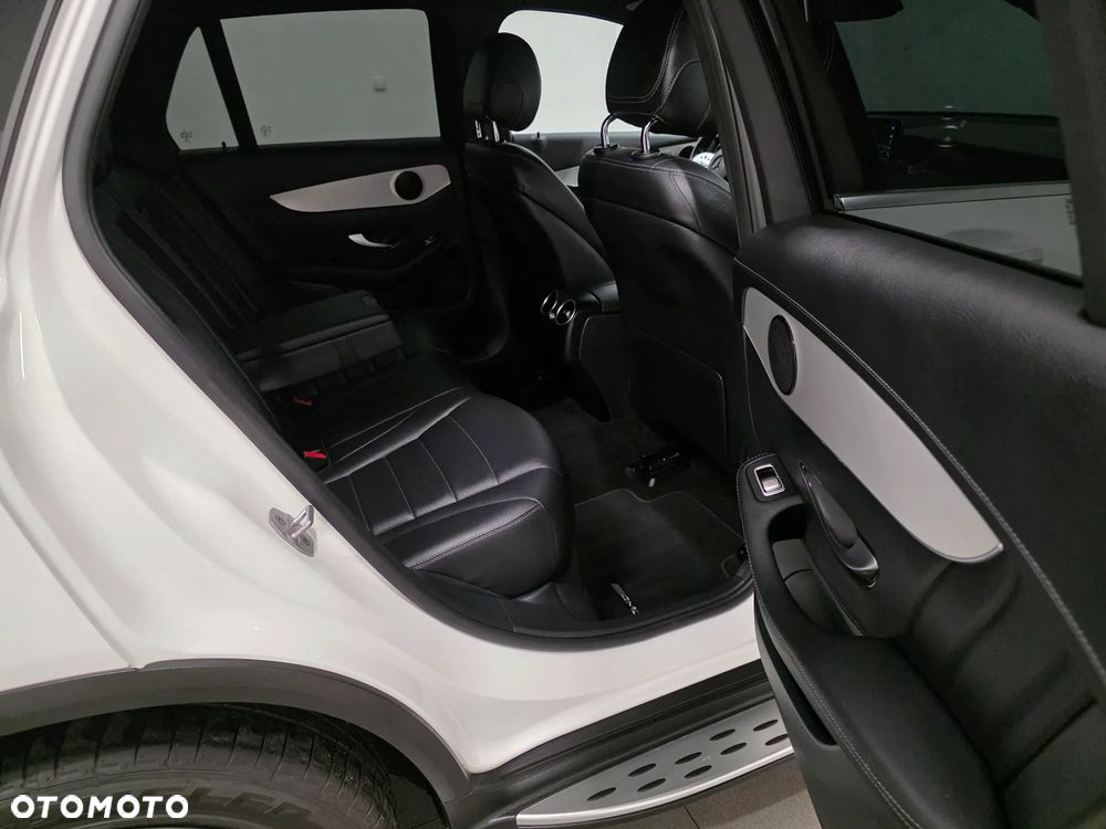 Mercedes-Benz GLC 220 d 4Matic 9G-TRONIC AMG Line Plus - 32