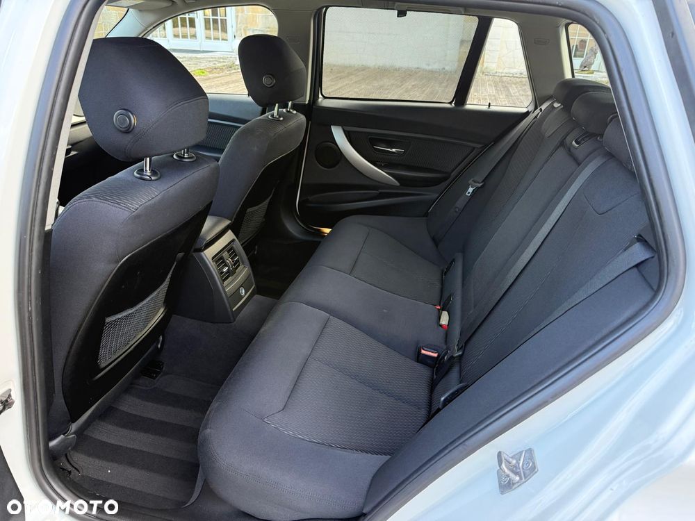 BMW Seria 3 318d Luxury Line - 31