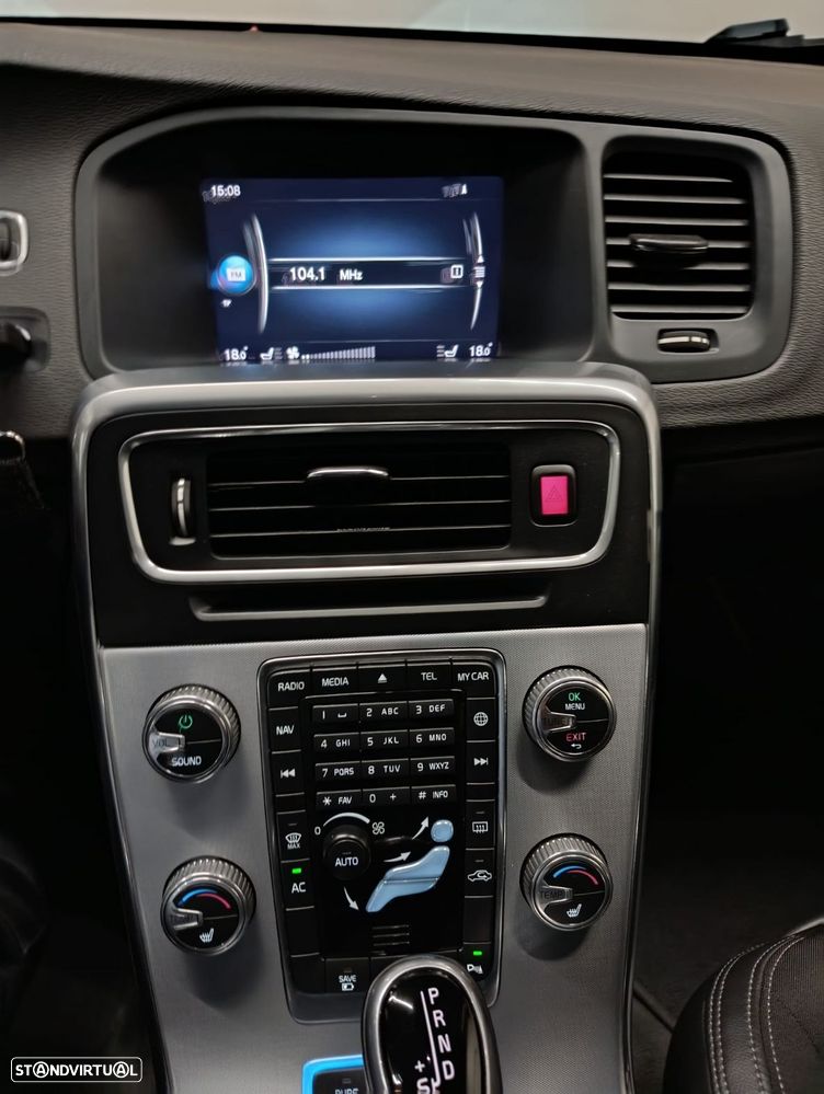 Volvo V60 2.4 D6 Momentum AWD Phev - 17