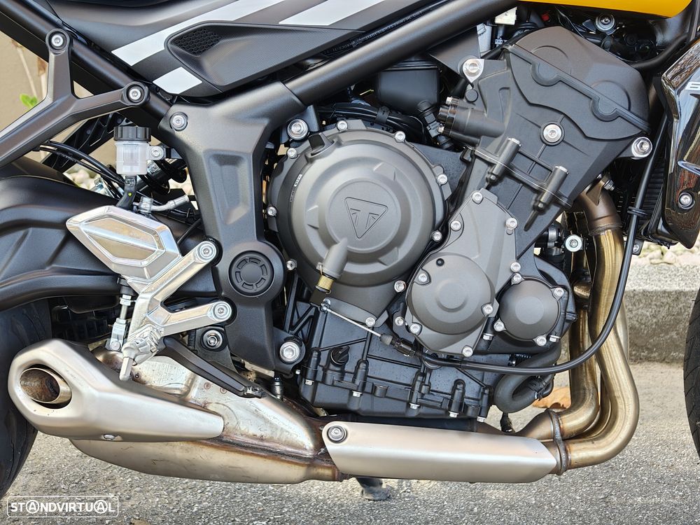 Triumph Trident 660 Cosmic Yellow - 17