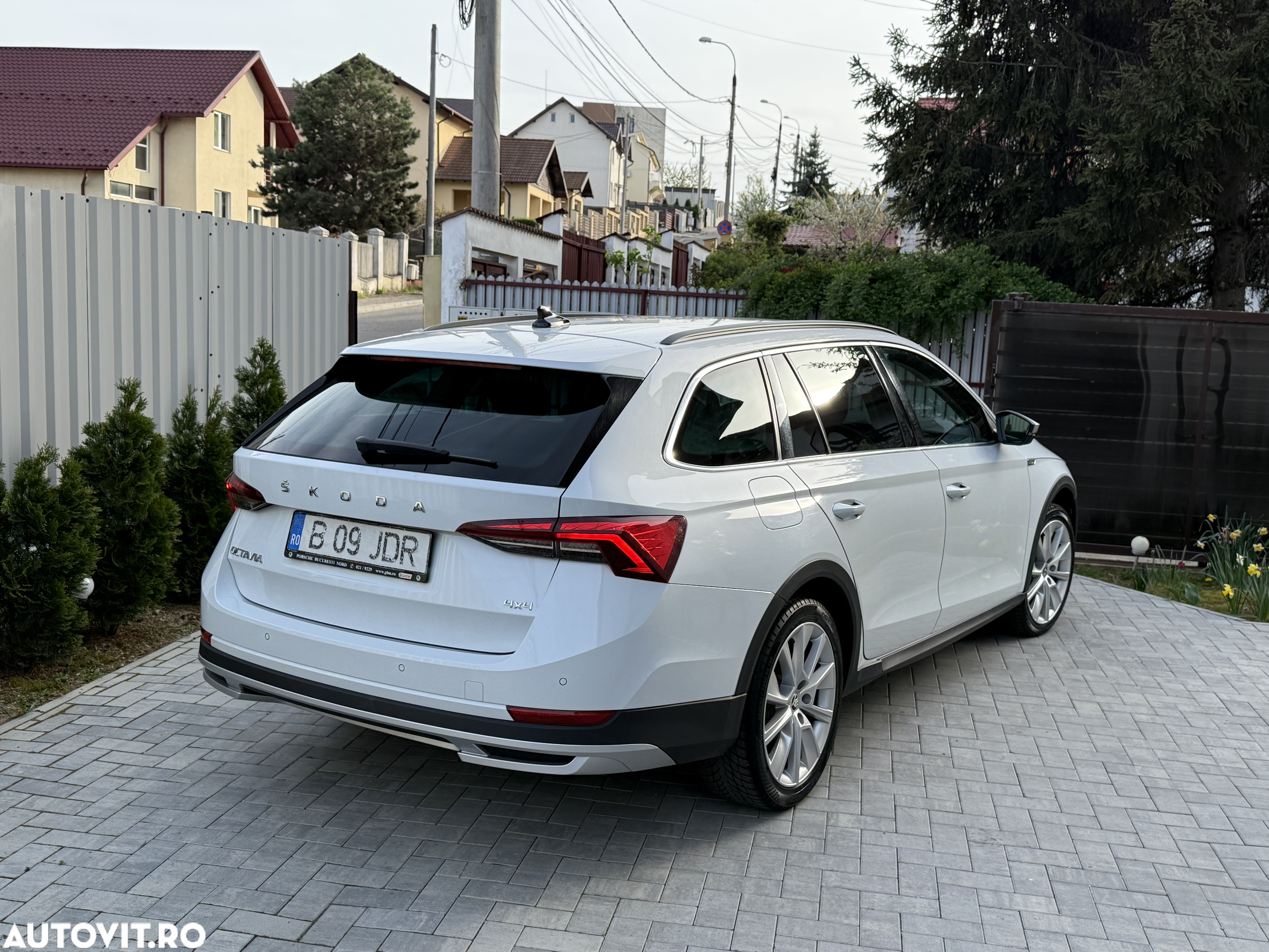 Skoda Octavia Combi 2.0 TDI DSG 4X4 Scout - 4