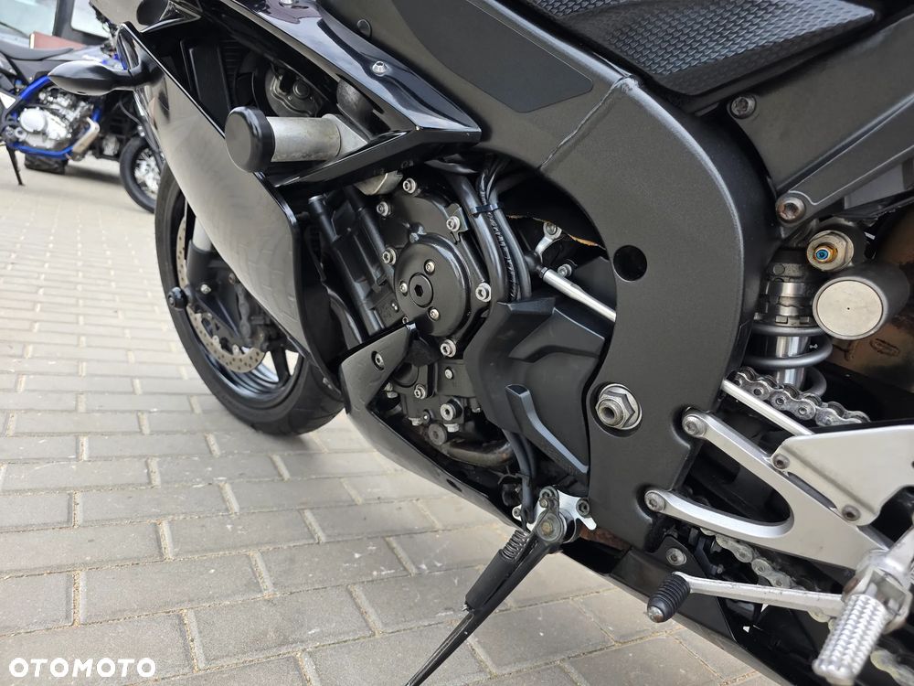 Yamaha R1 - 10