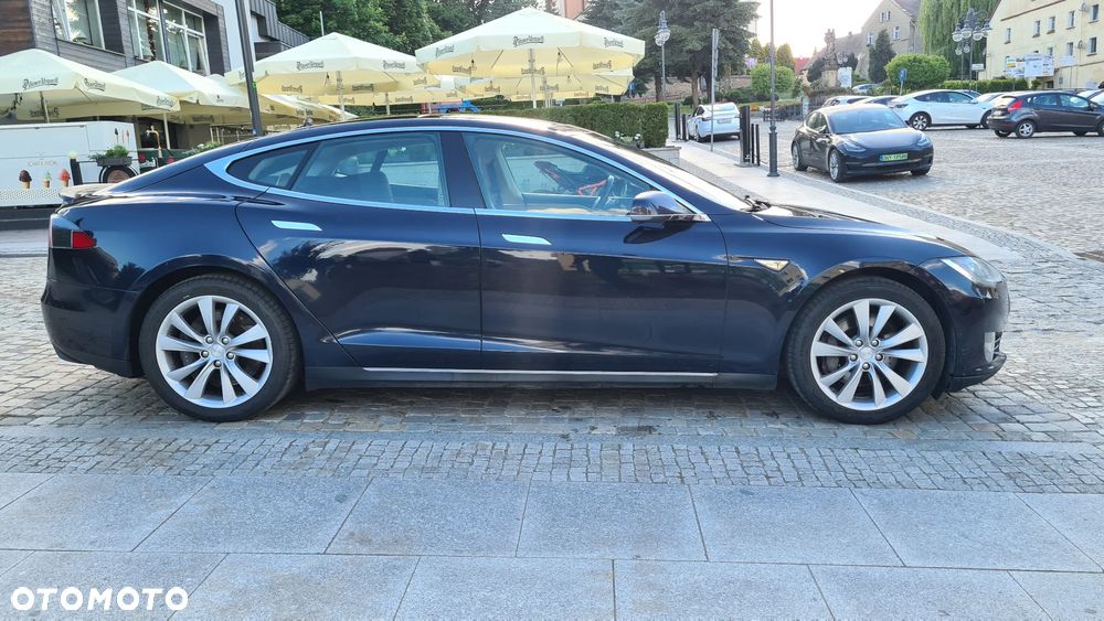 Tesla Model S - 4