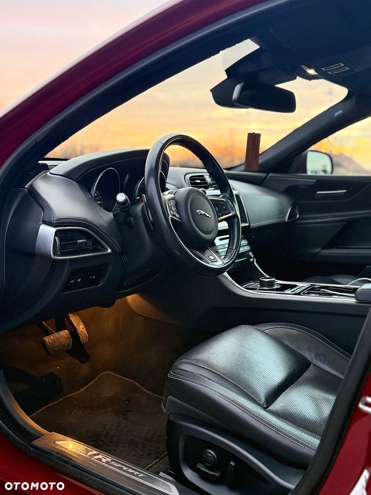 Jaguar XE 20d AWD R-Sport - 8