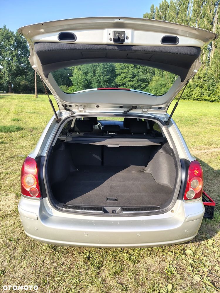 Toyota Avensis 2.0 D-4D Luna - 11