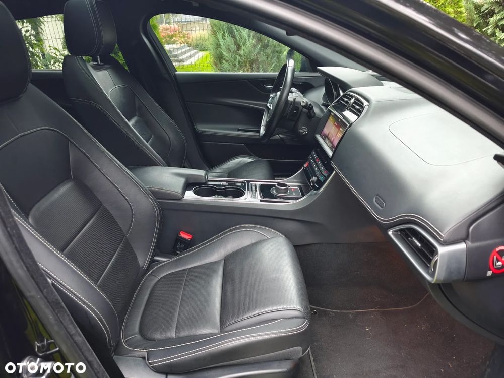 Jaguar XE 2.0 D AWD R-Sport - 6