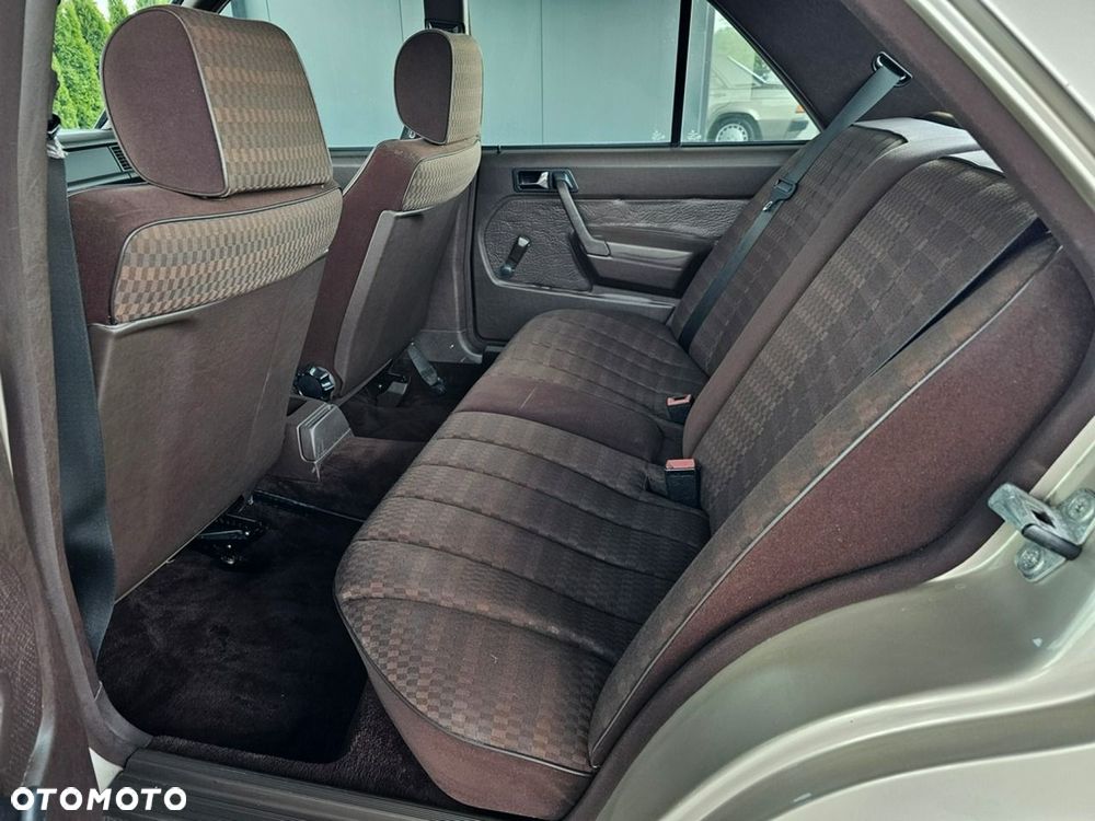 Mercedes-Benz W201 (190) - 24