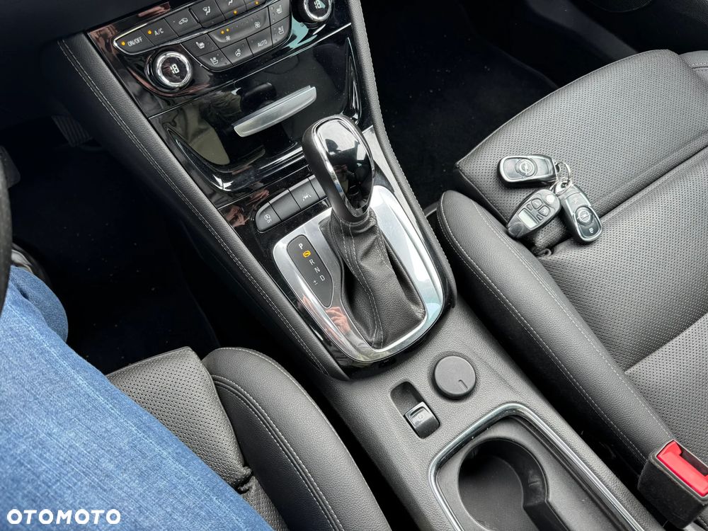 Opel Astra 1.4 T Dynamic S&S - 24