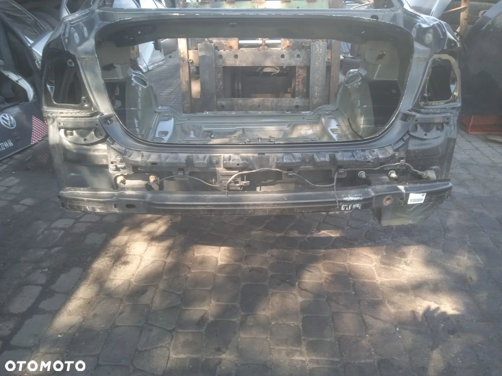 PAS TYLNY BMW 3 E90 SEDAN Z OKULARAMI CIĘTY NA BŁOTNIKACH Z WANNĄ - 2