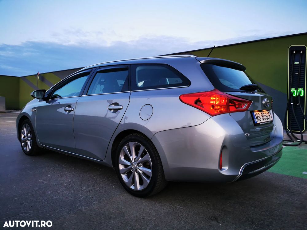 Toyota Auris 1.8 L VVT-i Luna - 2