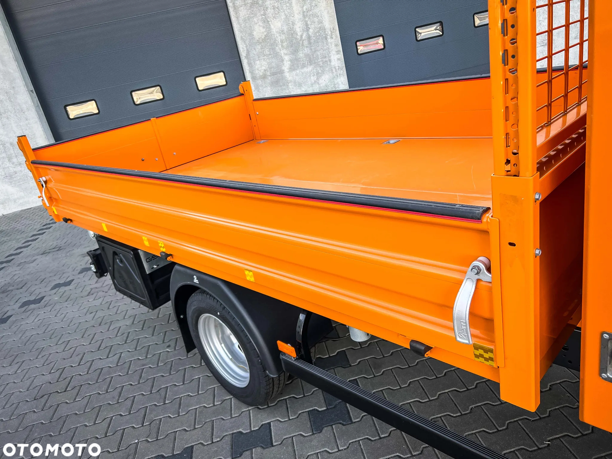 Iveco Daily 35C18H 3.0 Diesel, 6MT, Wywrot & ToolBox - 12