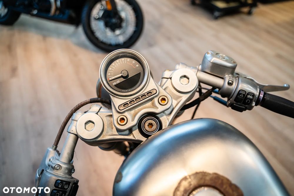 Harley-Davidson Sportster Roadster 1200R - 21