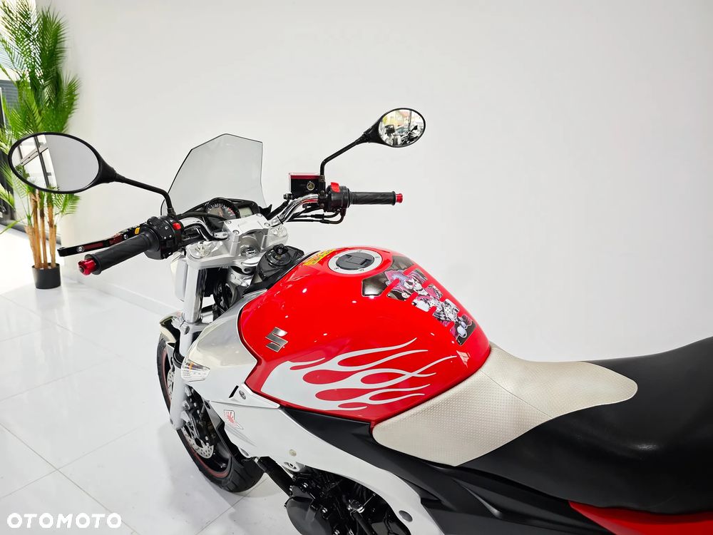 Suzuki GSR - 17