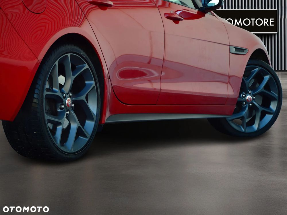 Jaguar XE 2.0 T AWD 300 Sport - 11