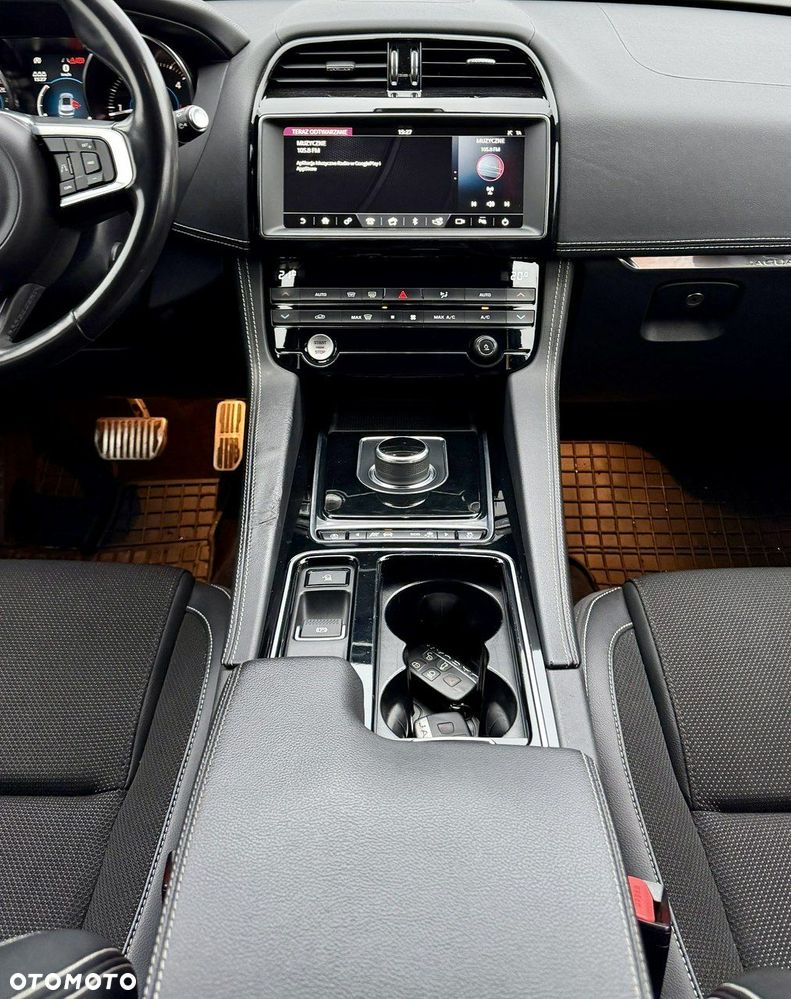 Jaguar F-Pace 25d AWD R-Sport - 13