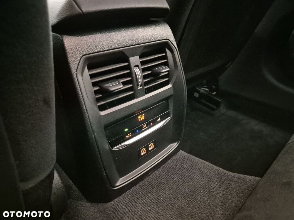 BMW Seria 3 330i xDrive M Sport - 11