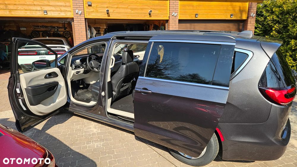 Chrysler Pacifica - 12