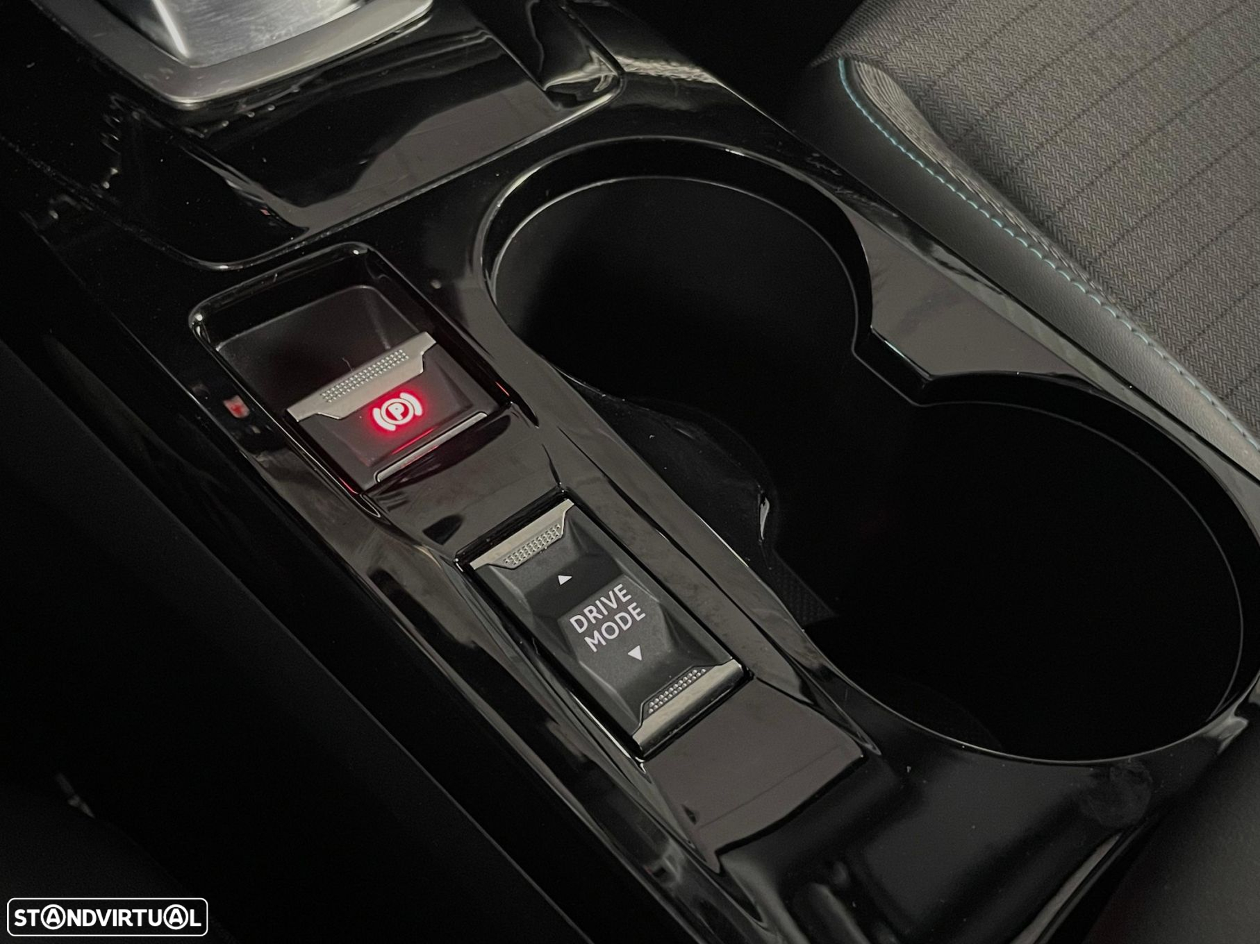 Peugeot 2008 1.2 PureTech Allure EAT8 - 22