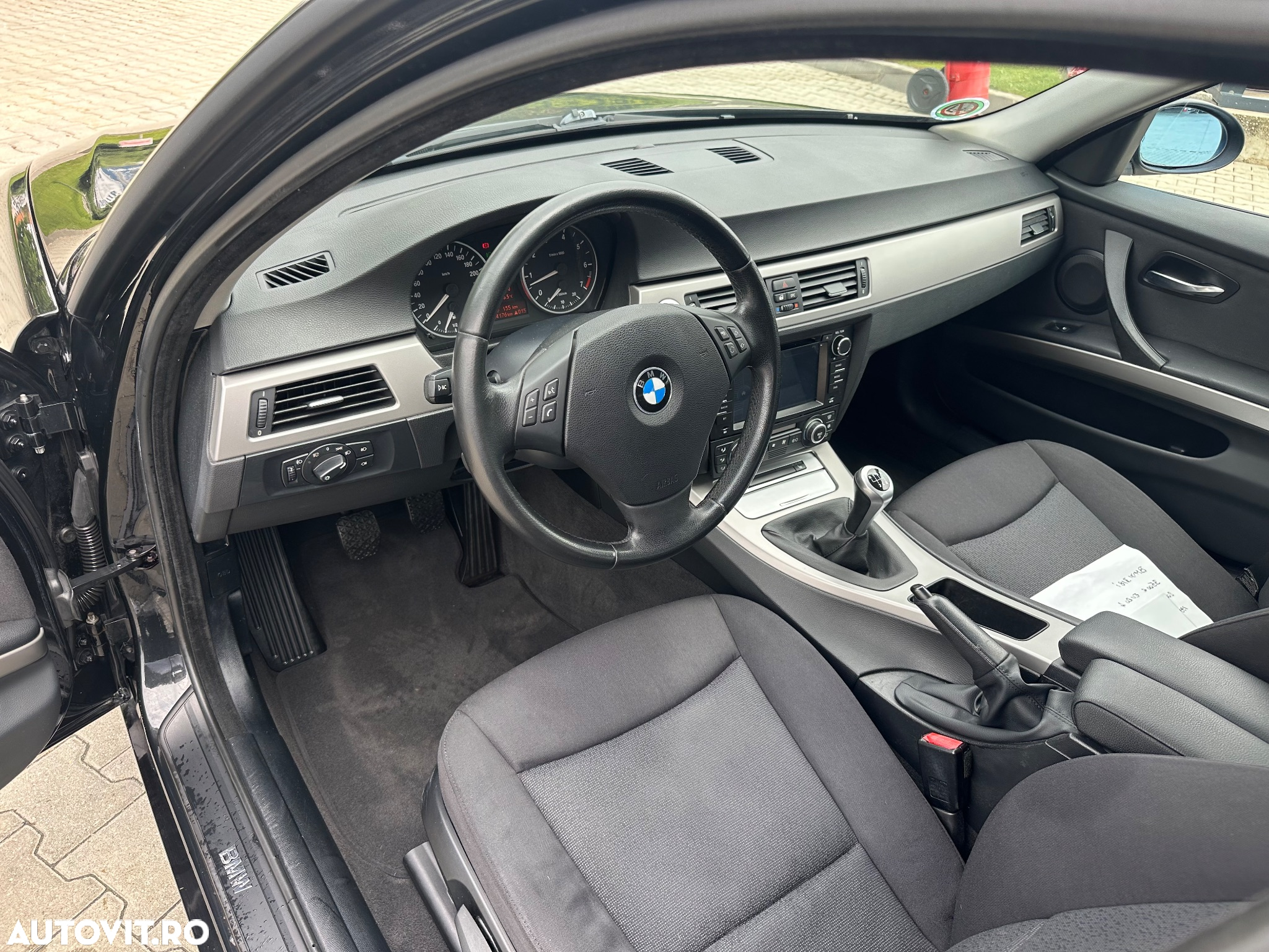 BMW Seria 3 318i Touring - 9