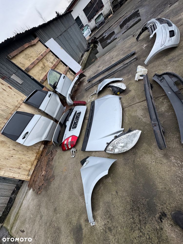 Mercedes a klasa w169 kolor srebrny 761 lampy przód prawa lewa przednie tylnie tył maska błotnik prawy lewy podszybie dysze spryskiwacza osłona plastik na masce wlot maski lampy tył drzwi prawe lewe przednie tylnie pas przedni chłodnice podszybie zderzak przód przedni progi - 1