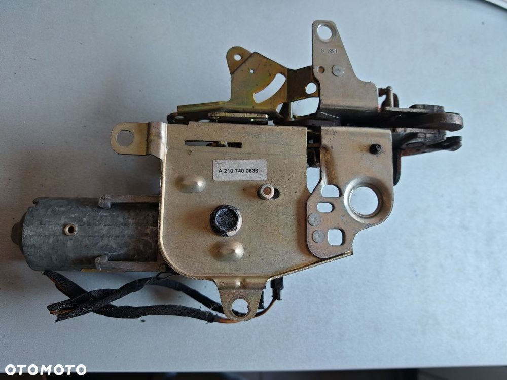 Zamek klapy bagażnika Mercedes Benz E - 1