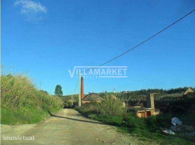 Armazém da banca em estado de ruina com 6851 m2 e com 27880 m2 de terr - Grande imagem: 5/13