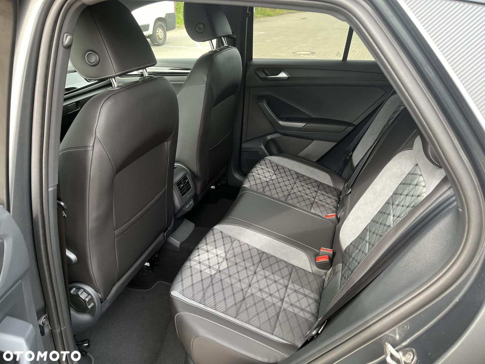Volkswagen T-Roc - 13