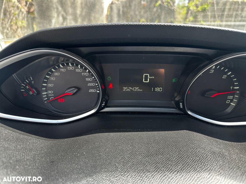 Peugeot 308 - 8