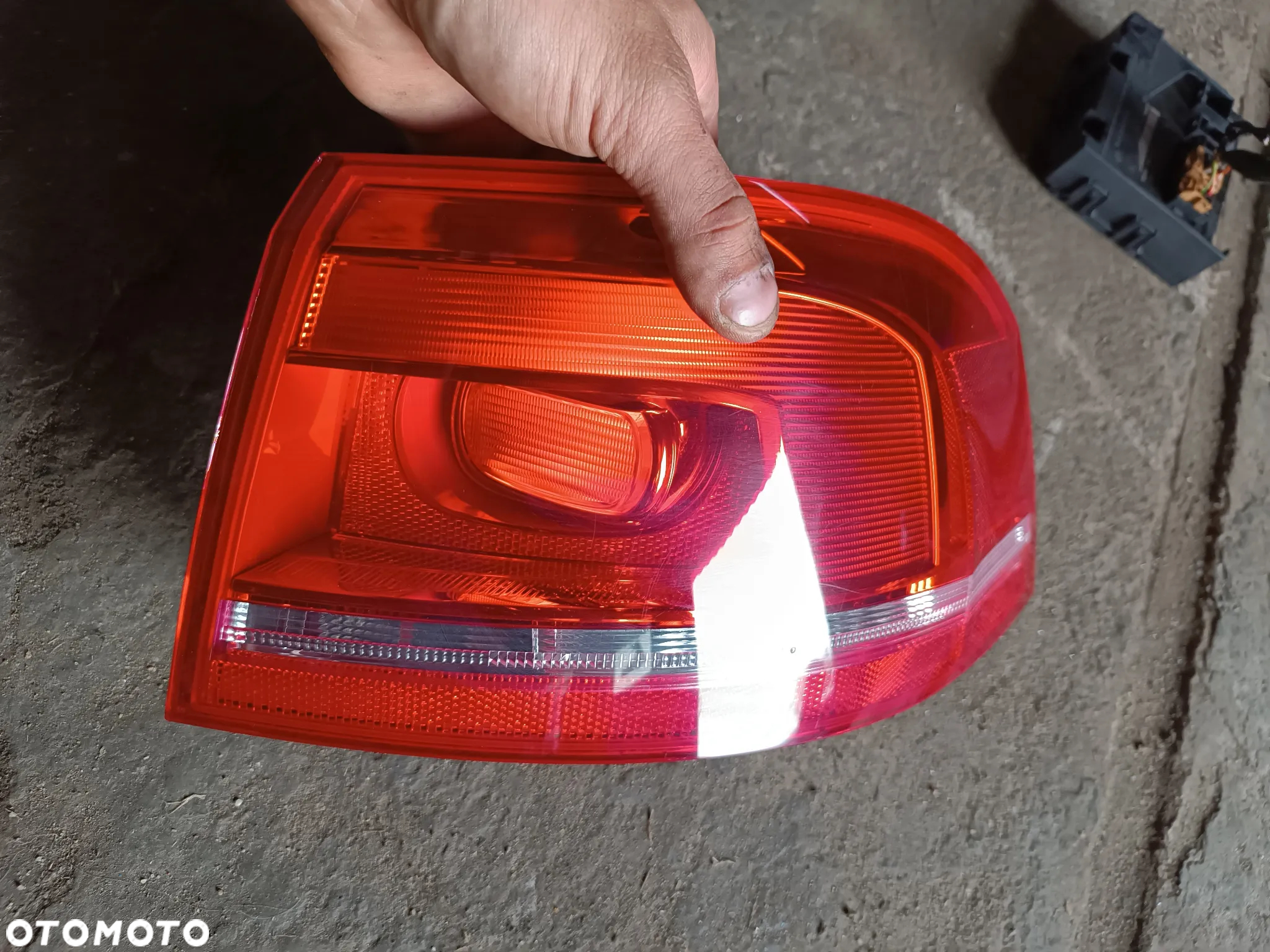 VW PASSAT B7 KOMBI LAMPA TYŁ PRAWA Z BŁOTNIKA - 3