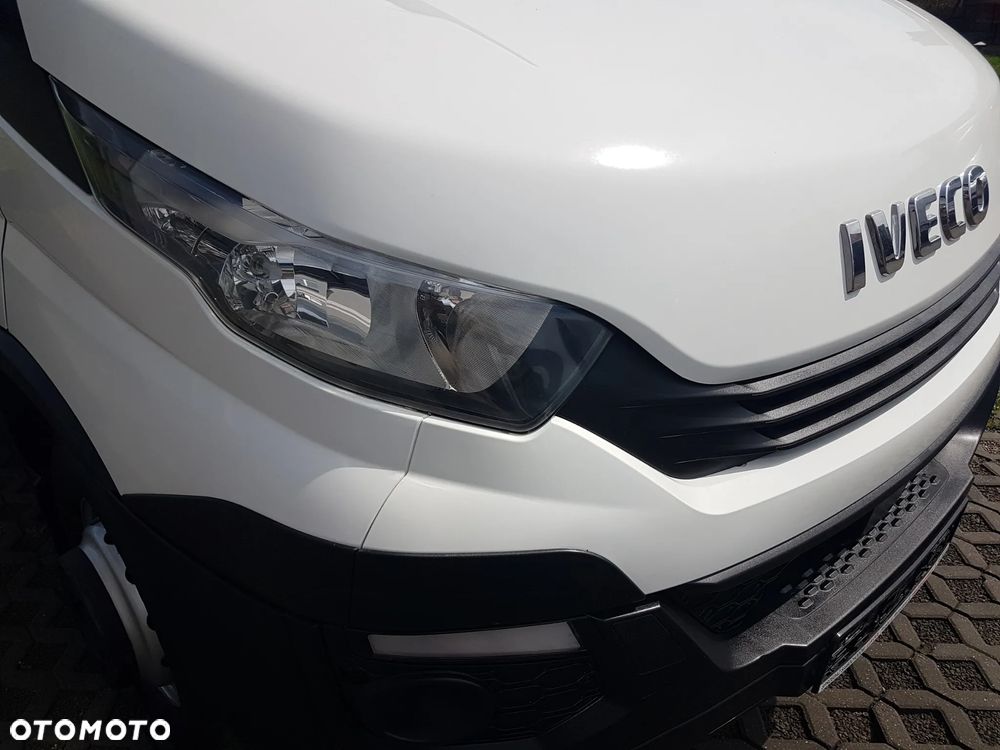 Iveco 70C18 KONTENER ROLETY BOK DO TRANSPORTU WODY 3,66x2,21x1,86 KLIMA DMC 7000KG RAMA PODWOZIE - 31