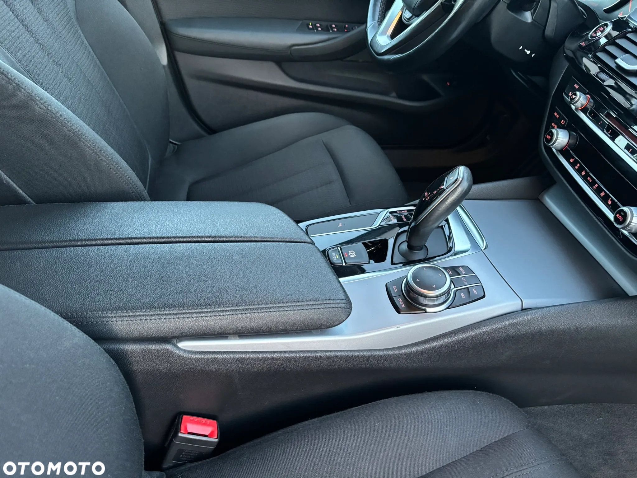 BMW Seria 5 520d xDrive - 14