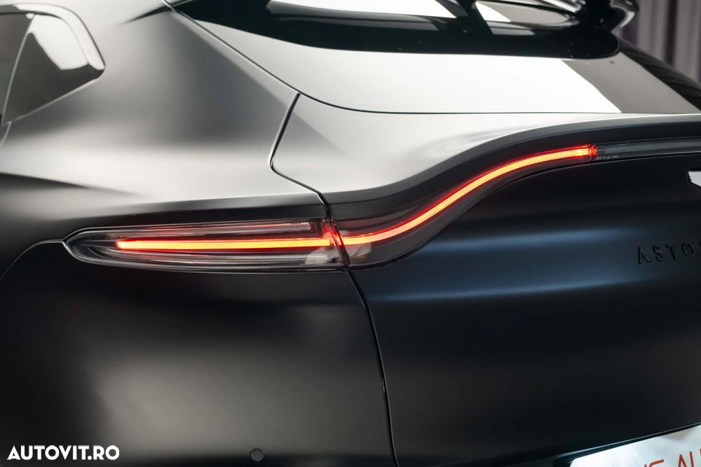 Aston Martin DBX - 12