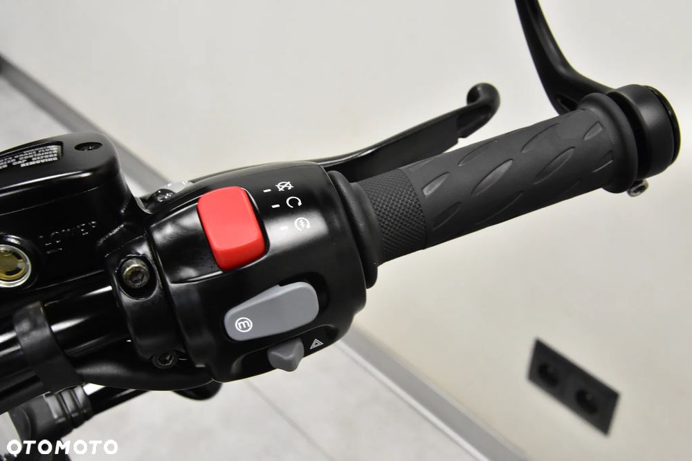 Triumph Bonneville Bobber - 18