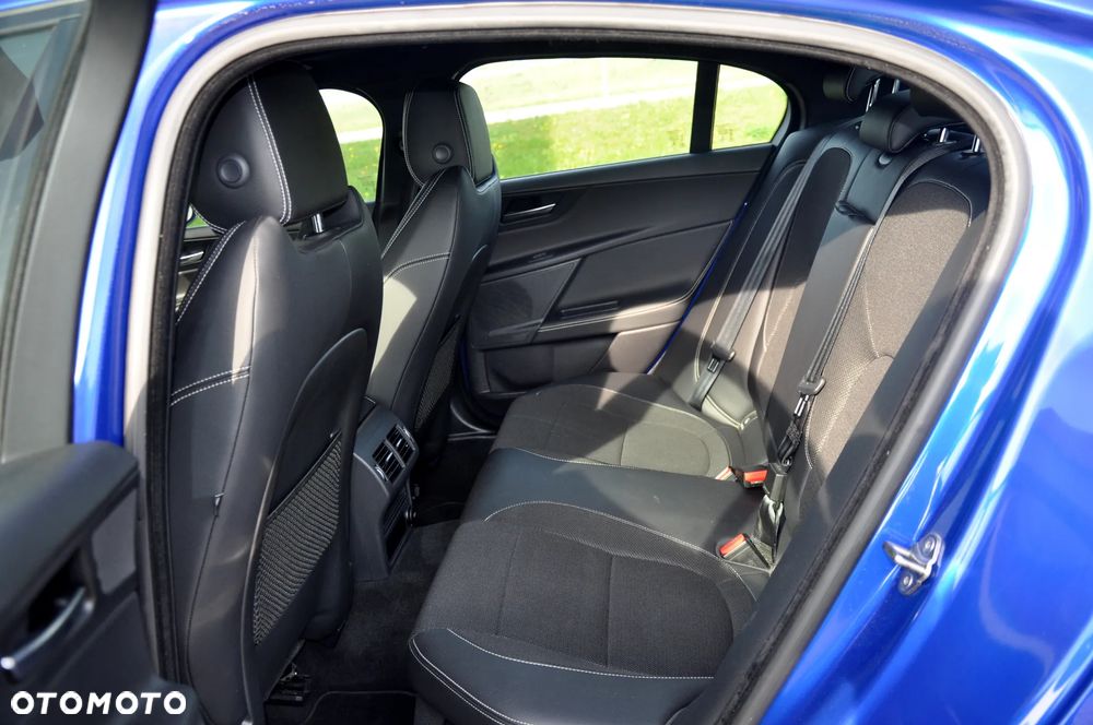 Jaguar XE 2.0 D AWD R-Sport - 29