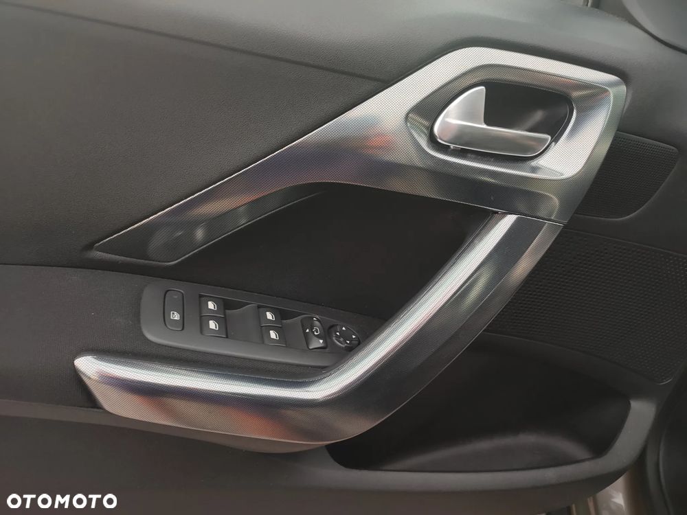 Peugeot 2008 1.2 Pure Tech GPF Allure S&S EAT6 - 20