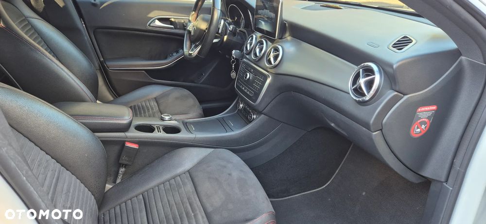 Mercedes-Benz CLA 250 4-Matic AMG Line - 11