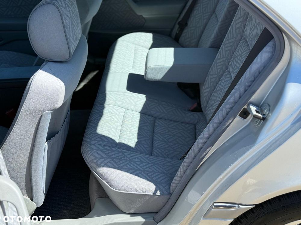 Mercedes-Benz Klasa C 180 Elegance - 12