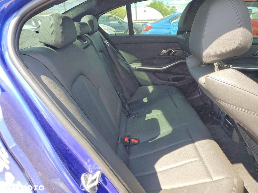 BMW Seria 3 330i xDrive M Sport - 10